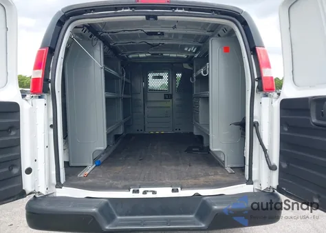 2018 Chevrolet Express 2500 Work Van z USA, uszkodzony, nr VIN 1GCWGAFP0J1342902